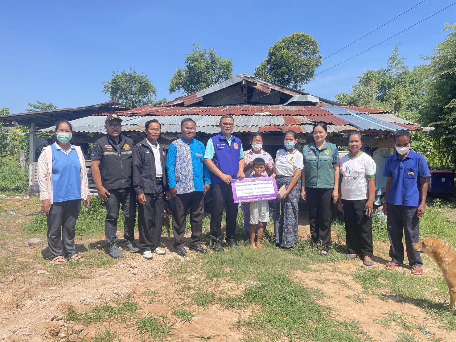 มอบทุนอุปการะเด็ก กองทุนพัฒนาเด็กชนบทจังหวัดบุรีรัมย์ ให้แก่เด็กก่อนวัยเรียนอายุตั้งแต่แรกเกิดถึง 6 ปี ที่มีฐานะยากจนและด้อยโอกาส ในพื้นที่บ้านโรงสูบ หมู่ที่ 8 ตำบลชำนิ จำนวน 2 ทุน และพื้นที่บ้านโคกตาแก้ว หมู่ที่ 10 ตำบลช่อผกา จำนวน 1 ทุนๆ ละ 1,500 บาท