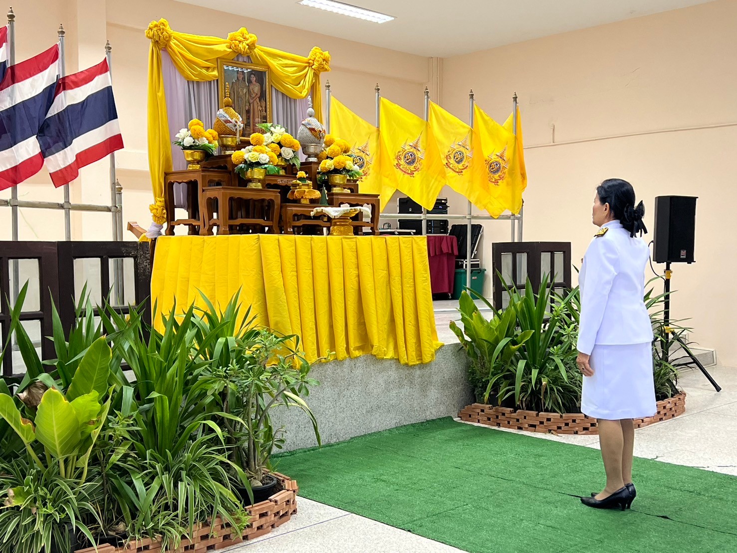 พิธีพระราชทานพระบรมฉายาลักษณ์ พระบาทสมเด็จพระเจ้าอยู่หัว และสมเด็จพระนางเจ้าฯ พระบรมราชินี